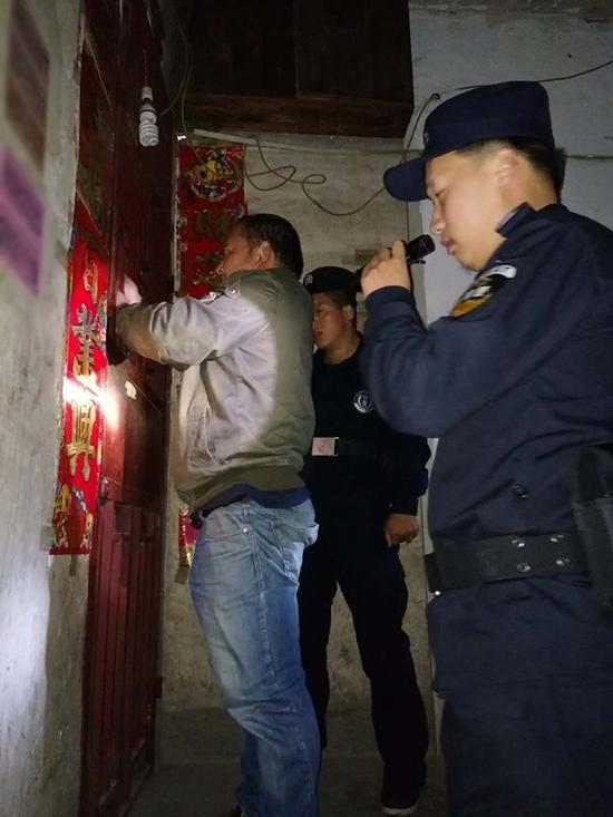 威宁县粗心妈妈误将幼女锁家中 民警全城寻开锁师傅开门